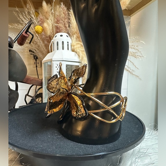 ✨Brand New✨18K Gold Plated Stainless Steel Flower Open Bracelet - Picture 5 of 9